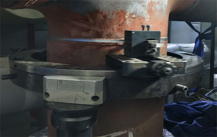 120 mm dickes Rohr ------ Wartungsarbeiten im Kraftwerk