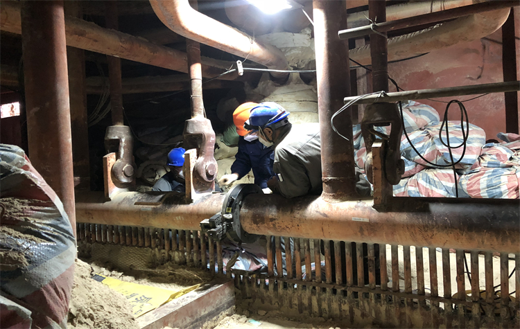 Reparaturarbeiten im Kraftwerk, dickwandige Rohre, Anhui