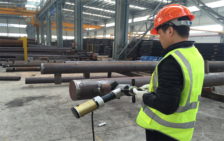 Kessel: Anwendung eines innenmontierten Rohranfasgeräts – Wuxi, China