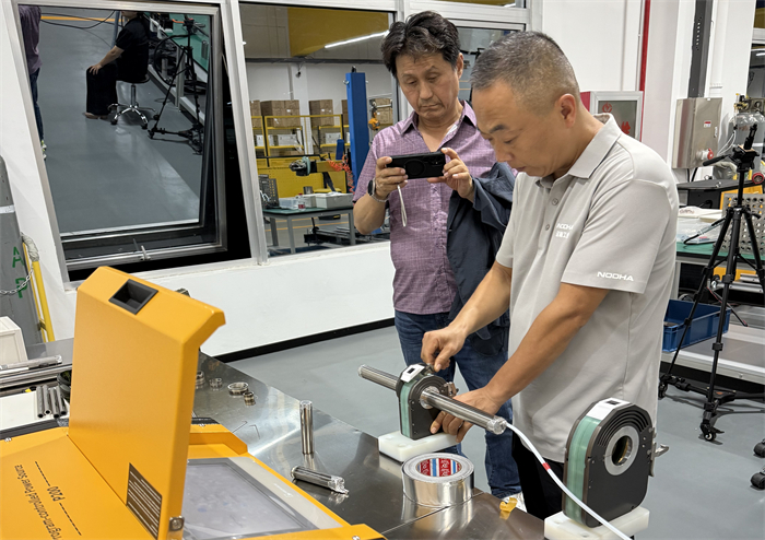 Ein koreanischer Kunde besuchte das Unternehmen, um sich von der St&auml;rke seiner Schwei&szlig;technologie zu &uuml;berzeugen.