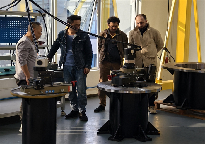 Kunden aus Aserbaidschan besuchten NODHA, um eine 3-Meter-Flanschbearbeitungsmaschine zu besichtigen.