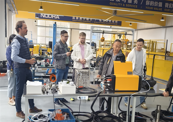 Kunden aus Mexiko und Russland besuchen uns gleichzeitig.